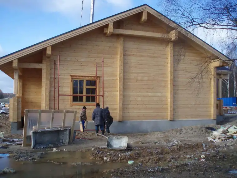 Valmis üksikkorruseline palkmaja verandaga, ees inimesed