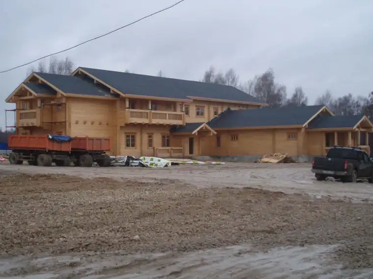 Pikk palkhoonete kompleks teelt vaadatuna